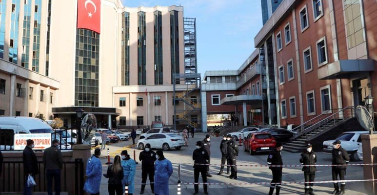 El accidente se produjo a las 01:45 GMT de la mañana, cuando explotó un aparato que suministraba oxígeno a uno de los pacientes, señaló la gobernación de la provincia de Gaziantep en un comunicado.
(AP)