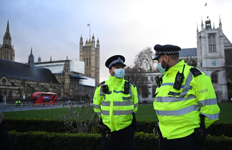 Una nueva cepa del coronavirus que fue descubierta en el sur del Reino Unido se está extendiendo de forma acelerada, informó este sábado el jefe de la Autoridad médica inglesa, Chris Whitty.
(EFE)