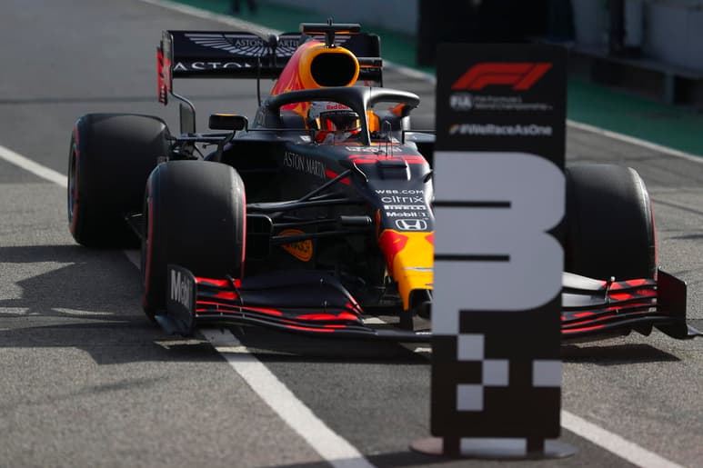 Max Verstappen quedó en el tercer lugar del campeonato de pilotos, por detrás de las flechas plateadas, Lewis Hamilton y Valtteri Bottas, y por delante de su nuevo compañero, Pérez. (ARCHIVO)
