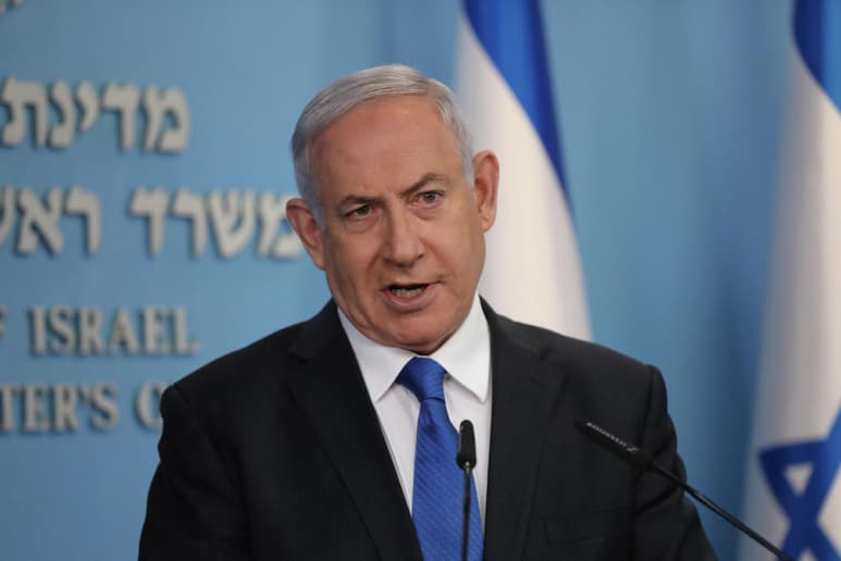 El primer ministro de Israel, Benjamín Netanyahu, se convirtió hoy en el primer israelí en recibir la vacuna contra el coronavirus, que se empezará a aplicar al resto de los ciudadanos a partir de mañana, comenzando por los sanitarios. (ARCHIVO)