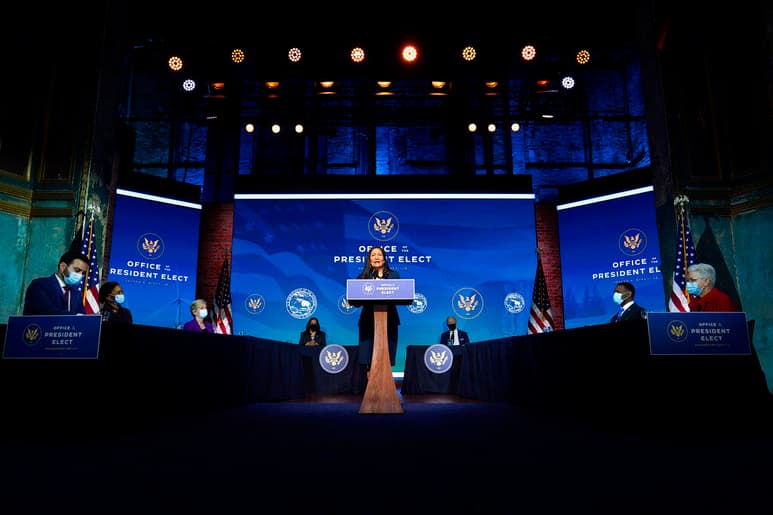 El presidente electo de EUA, Joe Biden, anunció este sábado a sus nominados para luchar contra el cambio climático, entre los que destaca la legisladora Deb Haaland, quien de ser confirmada por el Senado se convertiría en la primera nativa americana al frente del Departamento de Interior. (AGENCIAS)