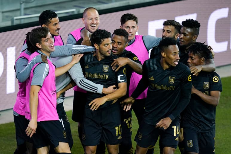 Carlos Vela (10) celebra con sus compañeros tras marcar su segundo tanto, en la victoria del LAFC 3-1 sobre las Águilas del América.