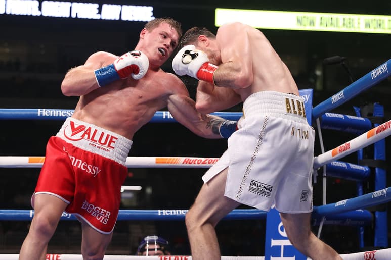 El 'Canelo' intentó por todos los medios el nocaut, pero no pudo derriba al 'Gigante' Smith.