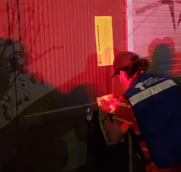 Inspectores municipales y estatales, dispersaron 120 fiestas el pasado fin de semana, incluyendo la clausura de una quinta y un restaurante bar, dentro de las acciones tendientes a contener los contagios del COVID en Torreón. (EL SIGLO DE TORREÓN)