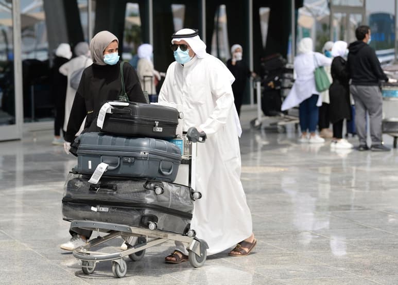 Kuwait ha prohibido este domingo la llegada de vuelos procedentes del Reino Unido después de que se detectara en ese país una nueva variante del coronavirus más contagiosa, por lo que se ha convertido en la primera nación no europea en adoptar esta medida. (ARCHIVO)