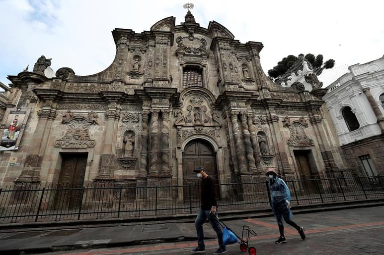 La estadística oficial sobre la COVID-19 en Ecuador no sumó este domingo nuevas muertes por la enfermedad, apartado que se mantuvo en 13,948 fallecimientos, mientras que los contagios subieron en 333 casos, informaron fuentes oficiales. (ARCHIVO)