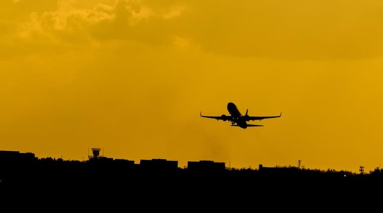 Portugal limitará desde esta medianoche los vuelos procedentes del Reino Unido a ciudadanos nacionales lusos o con residencia legal en Portugal, que deberán además presentar un test con resultado negativo o someterse a la prueba a su llegada al aeropuerto de destino. (Especial)