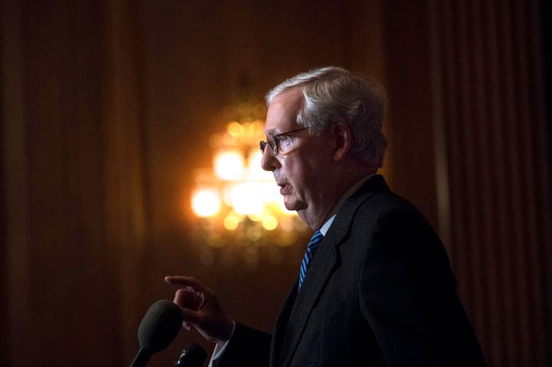 El líder de la mayoría republicana del Senado de Estados Unidos, Mitch McConnell, anunció este domingo que llegó a un acuerdo con los demócratas para aprobar un nuevo paquete de estímulo de 900,000 millones de dólares (AGENCIAS) 
