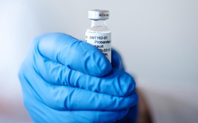 Luego de una reunión de expertos privada, el regulador de medicamentos de la UE dijo que iba a recomendar que la vacuna se administrara a personas mayores de 16 años. Las farmacéuticas necesitarán entregar datos de seguimiento de su vacuna el próximo año.
(EFE)