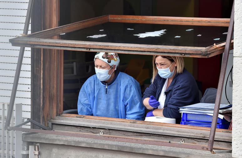 Italia anunció 415 fallecidos en las últimas 24 horas, mientras que habían sido 352 el domingo y sumó 10,872 nuevos contagios, en el día en el que inicia la prohibición de movilidad entre las regiones de cara a las fiestas Navideñas. (EFE)
