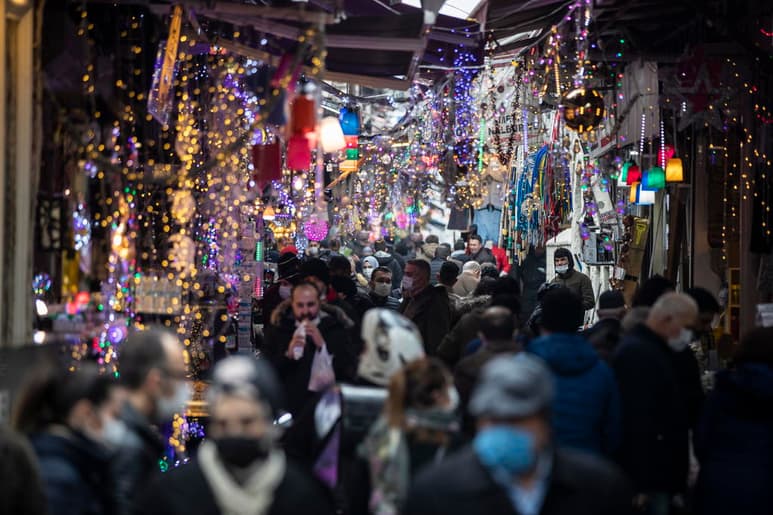 La curva de fallecimientos por COVID-19 sigue subiendo en Turquía, con 254 muertes en las últimas 24 horas, ocho más que el domingo, mientras que han descendido el número de contagios hasta los 19,103. (ARCHIVO)