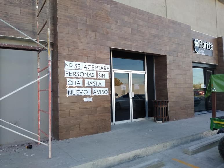 En el exterior de las oficinas de la Sudelegación de Transporte del Estado de Coahuila, localizadas en la plaza Innova, ya se han colocado letreros en los que se advierte que nos se aceptará a personas sin cita hasta nuevo aviso.