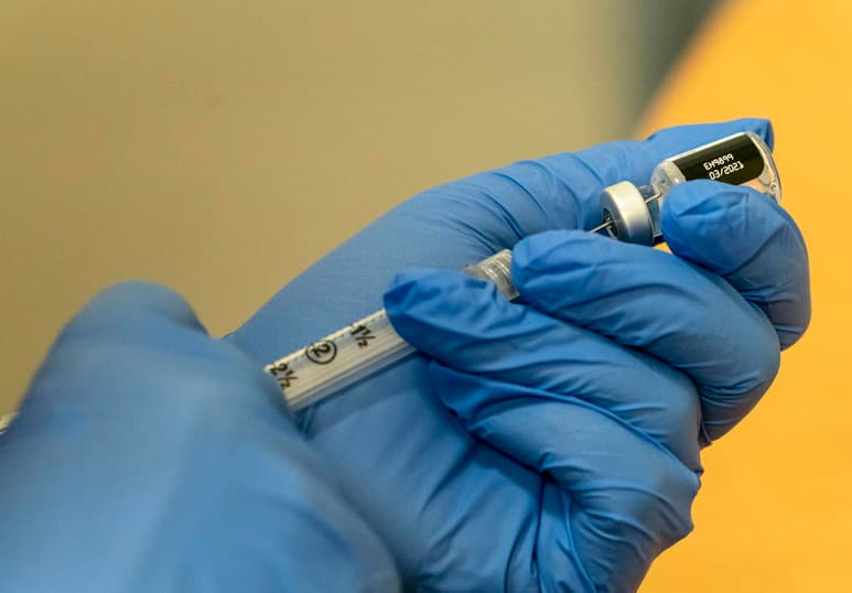 Expertos de la Organización Mundial de la Salud (OMS) informaron hoy de que en la próxima semana el organismo podría aprobar el uso de emergencia de la vacuna de Pfizer-BioNTech, y las primeras inmunizaciones con ella en el programa internacional COVAX podrían comenzar a finales de enero o comienzos de febrero. (ARCHIVO) 
