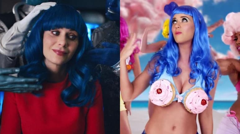 El parecido entre Katy Perry y Zooey Deschanel ha sido una de las bromas que los fans de ambas estrellas han realizado a lo largo de los años, motivo que la nueva mamá utilizó para su nuevo video, pues al estar muy ocupada atendiendo a su bebé optó por 'cederle' su lugar a la actriz, pues pareciere que ni los marcianos de Not the End of the World se percataron del error. (ESPECIAL)