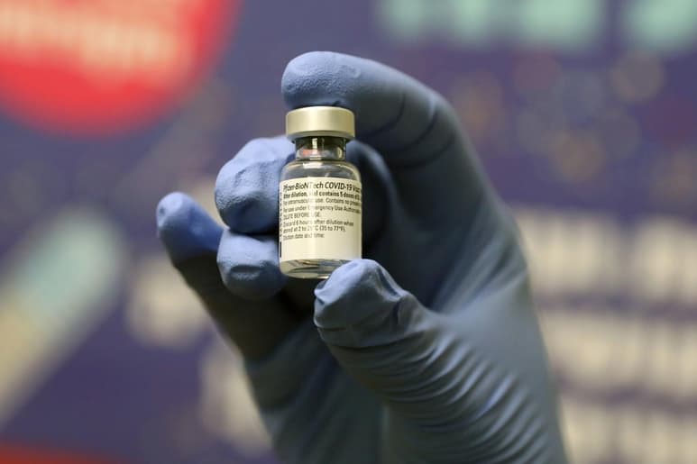 La Comisión Europea (CE) otorgó este lunes una licencia condicional a Pfizer/BioNTech para el uso 'al mismo tiempo y en las mismas condiciones' en los países europeos de su vacuna contra el COVID-19. (ARCHIVO) 