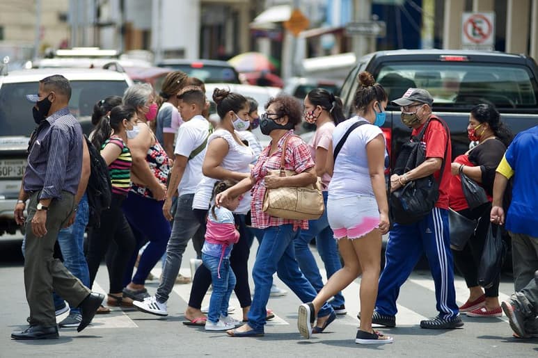 El presidente, Lenín Moreno, anunció este lunes la adopción de un nuevo estado de excepción de 30 días y un toque de queda de 15 entre las 22:00 y las 4:00, que incluye ley seca, a raíz de la mutación de la COVID-19 reportada en Reino Unido y a fin de evitar aglomeraciones navideñas. (ARCHIVO) 
