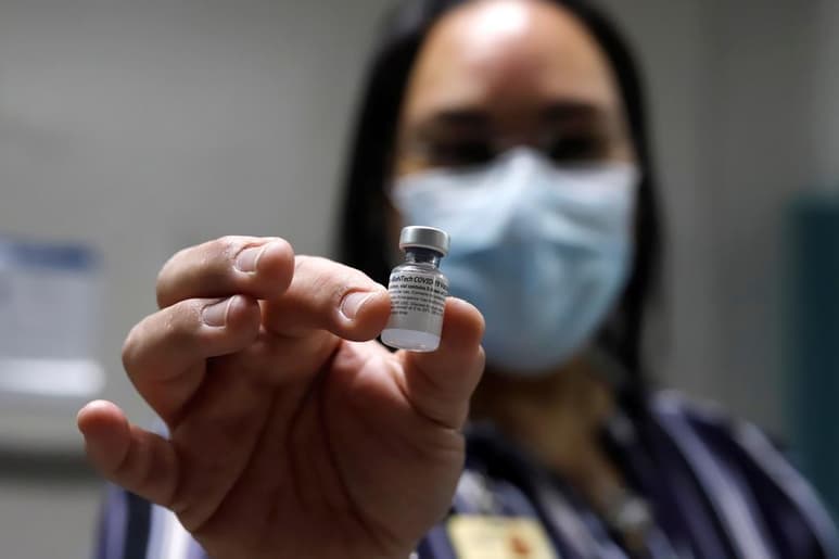 Unas 47,500 dosis de vacunas de la farmacéutica Moderna contra la COVID-19 llegaron este lunes a Puerto Rico, uno de los pocos países del mundo en iniciar la vacunación contra el virus, informó el ayudante general de la Guardia Nacional local, José Reyes. (ARCHIVO)