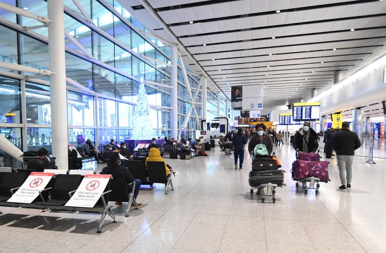 Las autoridades de Nueva York han realizado una petición no vinculante a tres aerolíneas que operan vuelos entre el Reino Unido y esta ciudad -British Airways, Delta y Virgin Atlantic- que hagan pruebas de COVID-19 a sus pasajeros antes de subirse al avión ante la nueva mutación del virus de que se ha detectado en el Reino Unido. (EFE)