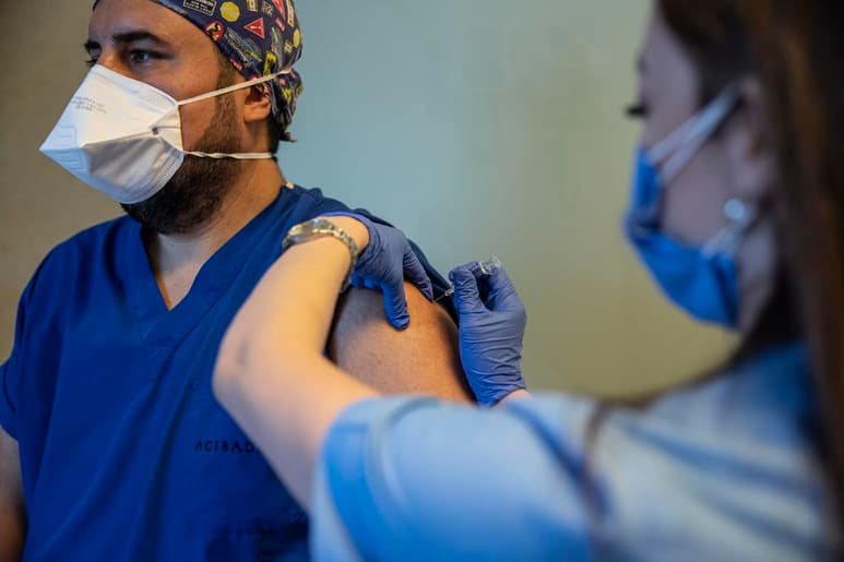 La vacuna contra el coronavirus de Sinovac Biotech Ltd. de China, que los científicos esperan que se pueda utilizar para combatir el virus en gran parte del mundo, ha demostrado ser eficaz en ensayos de última etapa en Brasil, según personas involucradas en su desarrollo. (ARCHIVO)