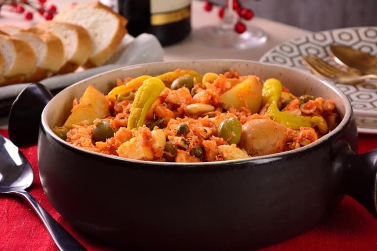 El bacalao a la vizcaína tal y como lo conocemos en México nació en Vizcaya, con el tiempo se fue adaptando a lo que se encontró en la Nueva España con el jitomate y el chile. (Especial)