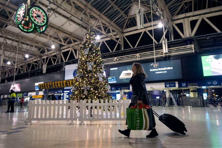La decisión, a las puertas de la Navidad, contrasta con las escenas vividas la pasada primavera. (AP)