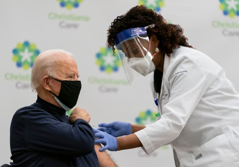 Biden, de 78 años, estuvo acompañado por su mujer, Jill Biden, que se puso la primera dosis antes que él. (AP)