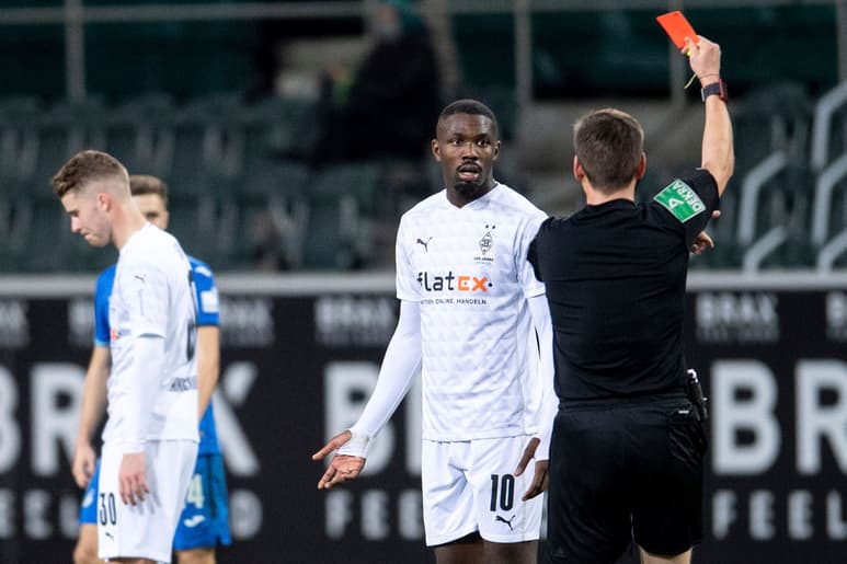 Marcus Thuram fue expulsado por escupir a un rival en el rostro, en el partido del sábado ante el Hoffenheim. (AP)