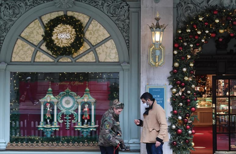 Apenas 20 días después de salir de un confinamiento de seis semanas, las autoridades sanitarias han advertido que Irlanda se encuentra ya en una 'tercera ola' de contagios, lo que ha llevado al Ejecutivo a tomar medidas urgentes, que estarán en vigor hasta el 12 de enero.
(ARCHIVO)