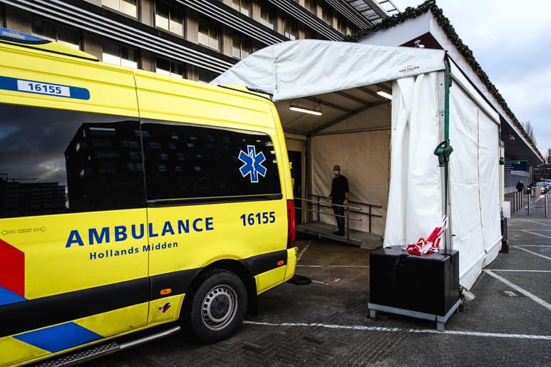 Las autoridades sanitarias neerlandesas anunciaron este martes la suspensión de los tratamientos no esenciales en hospitales y clínicas para “aliviar” al personal sanitario de la atención más crítica, y dispuso para adultos las camas de UCI reservadas a niños, ante la presión hospitalaria provocada por el aumento de contagios de coronavirus. (ARCHIVO)