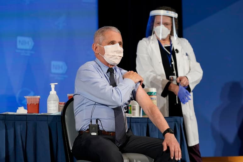 El epidemiólogo jefe de Estados Unidos, Anthony Fauci, y otros líderes sanitarios recibieron este martes la vacuna de Moderna contra el coronavirus en el centro clínico de los Institutos Nacionales de Salud (NIH) en Bethesda, Maryland. (EFE)