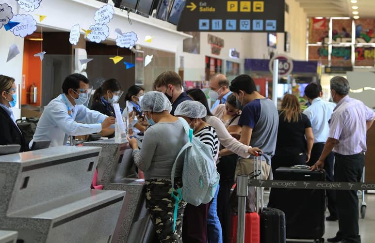 El gobierno de Bolivia restringirá el ingreso de pasajeros del Reino Unido y de la Unión Europea desde el 25 de diciembre al 8 de enero para evitar la llegada al país de la nueva cepa del COVID-19. (ARCHIVO)