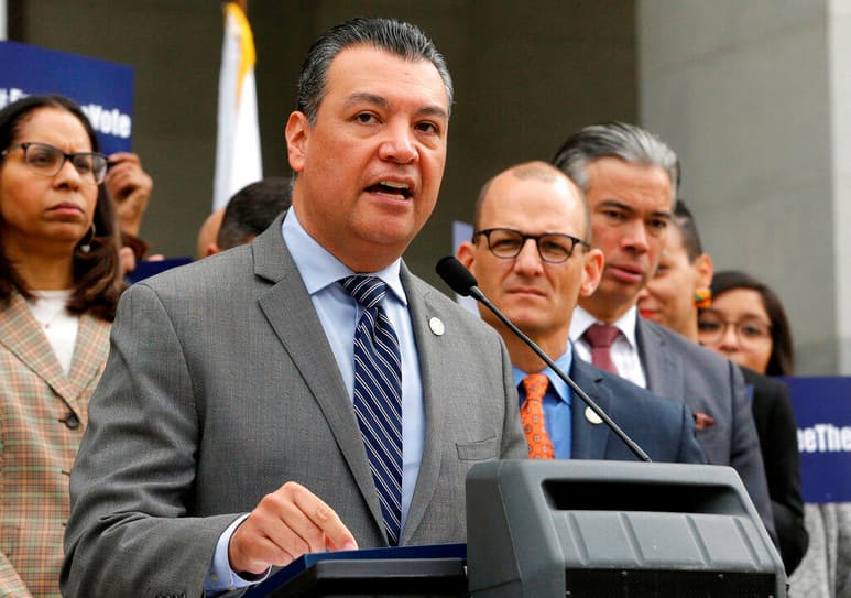 El hasta ahora secretario de Estado de California, Alex Padilla, se convertirá en el primer latino de la historia en representar a este estado en el Senado federal de EUA. (AGENCIAS)