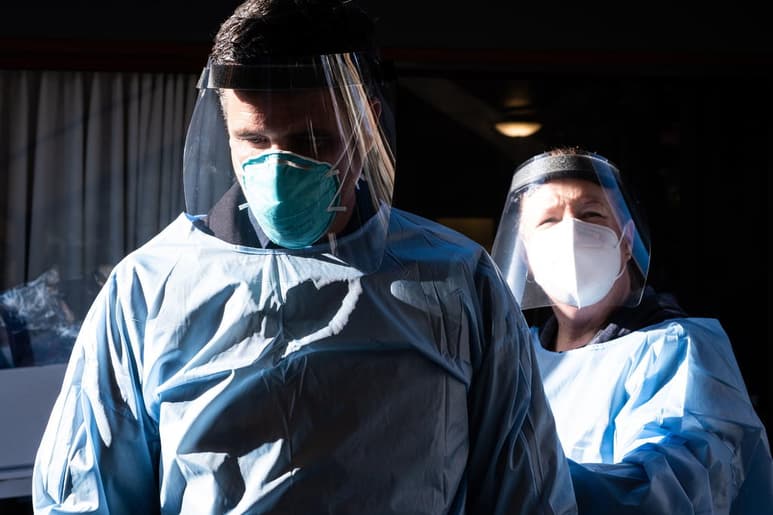 Las autoridades de California advirtieron a sus residentes que es demasiado arriesgado celebrar las vacaciones de invierno como antes y que, si no cambian de planes, podría sobrevenir un desastre de salud después de los feriados: una explosión mortal de casos de coronavirus. (ARCHIVO)