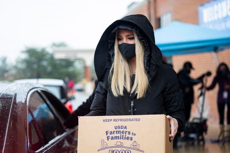 Ivanka Trump, la hija y asesora del presidente de Estados Unidos, Donald Trump, participó este martes en un acto navideño de distribución de alimentos a personas necesitadas en una iglesia evangélica de Miami (Florida). (AGENCIAS / EFE)