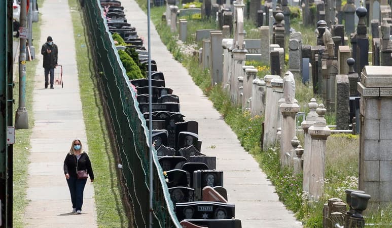 Este ha sido el año más letal en la historia de Estados Unidos, con una cifra sin precedentes de más de 3 millones de muertes, principalmente por la pandemia de coronavirus que ha matado a casi 320,000 estadounidenses. (ARCHIVO)