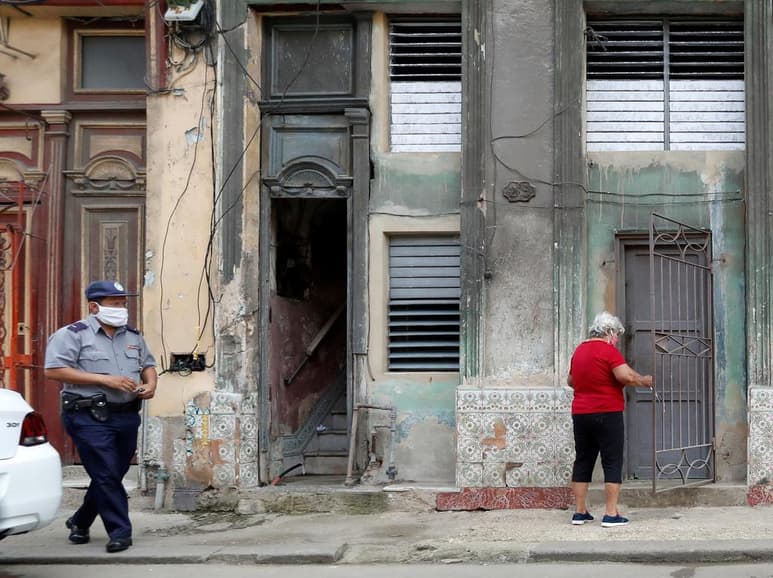 Cuba reportó este martes 142 nuevos contagios de coronavirus, la mayor cifra diaria hasta la fecha, y superó por primera vez el millar de casos activos de la enfermedad, con 1,014 positivos en el país. (ARCHIVO)