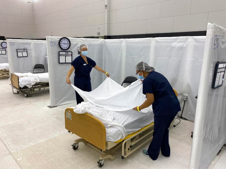 Desde que el coronavirus invadió Estados Unidos, Sara Houze se la pasa viajando, yendo de un hospital a otro para atender pacientes con COVID-19 al borde de la muerte. (AGENCIAS)