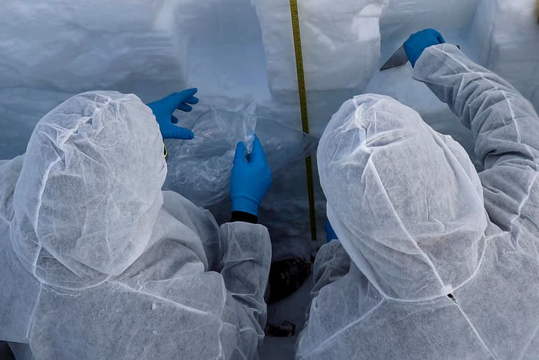 El COVID-19 llegó al único continente del planeta que al parecer permanecía libre del nuevo coronavirus: al menos 58 personas, militares y civiles se contagiaron en dos bases de Chile en la Antártida, una del Ejército y otra de la Fuerza Aérea, y a bordo del buque de la armada “Sargento Aldea”, se informó el martes. (AGENCIAS)
