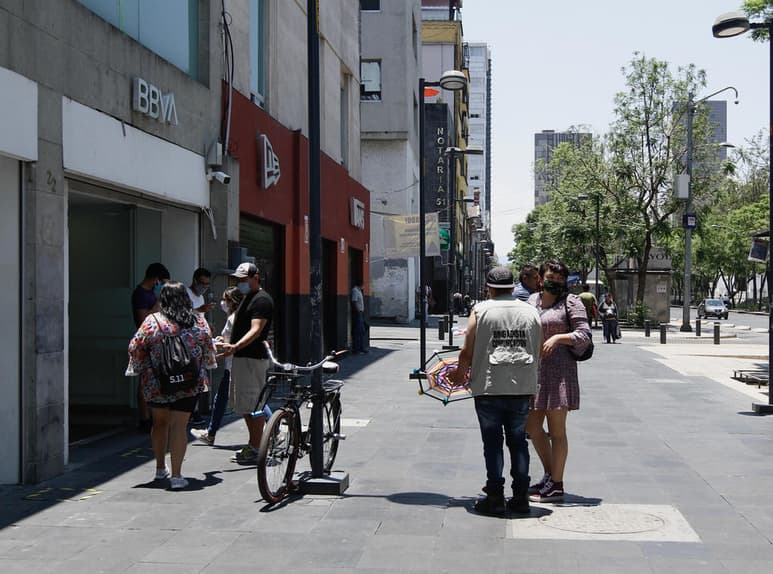 Para el registro de datos biométricos de los clientes, así como su identificación y validación de identidad, los bancos podrán contratar, además de los servicios del Instituto Nacional Electoral (INE), otros burós, dijo la Comisión Nacional Bancaria y de Valores (CNBV). (ARCHIVO)