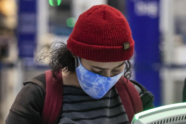 Estados Unidos alcanzó este martes 18,197,351 casos confirmados del coronavirus SARS-CoV-2 y 322,285 fallecidos por la enfermedad de la COVID-19, de acuerdo con el recuento independiente de la Universidad Johns Hopkins. (ESPECIAL)