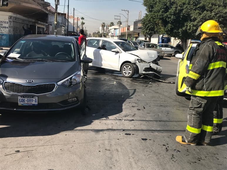 Se registró un accidente vial en la calle Comonfort, donde dos mujeres resultaron con lesiones.