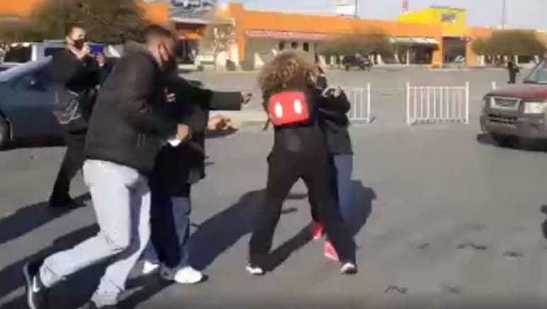 La pelea de los revendedores de pasteles se convirtió en material potencial de memes en redes sociales (CAPTURA)