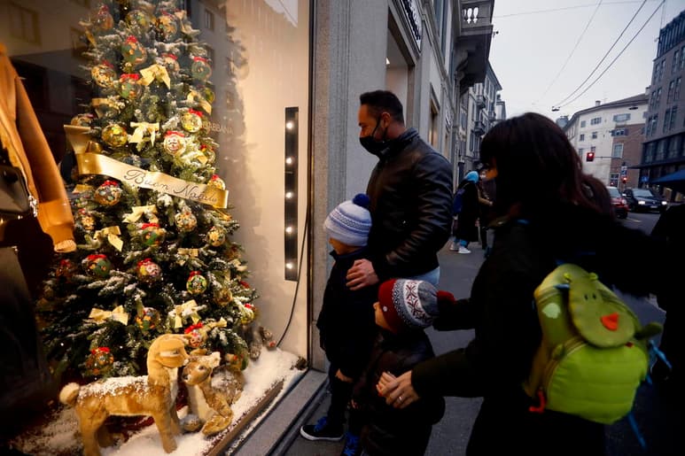 Italia registró 553 muertos por coronavirus en las últimas veinticuatro horas, superando así los 70,000 durante toda la emergencia sanitaria, un día antes de que el país se confine para frenar los contagios en el periodo de la Navidad. (EFE)