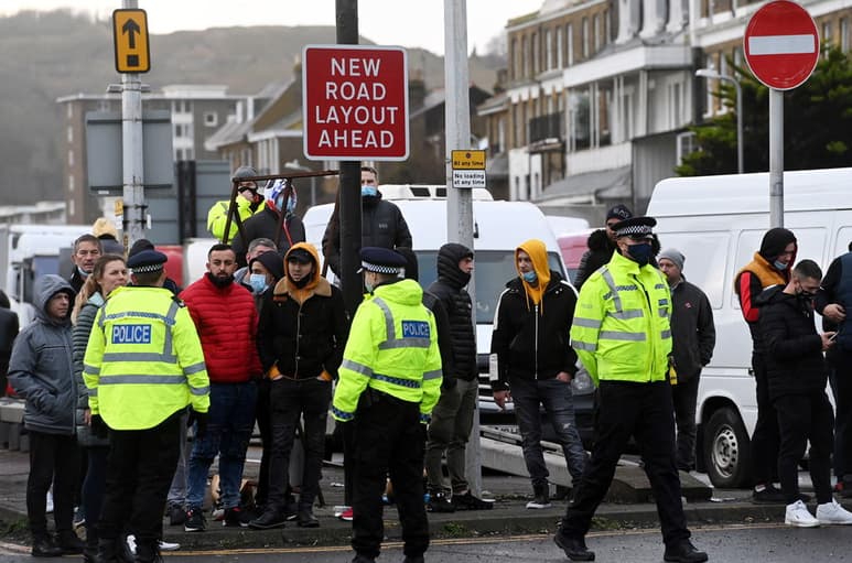 Al Gobierno británico se le acumulan los frentes abiertos en el último tramo del año, con miles de transportistas bloqueados en el puerto de Dover, dos nuevas variantes del coronavirus aparentemente más contagiosas en Inglaterra y a apenas ocho días de que se materialice el Brexit. (EFE)