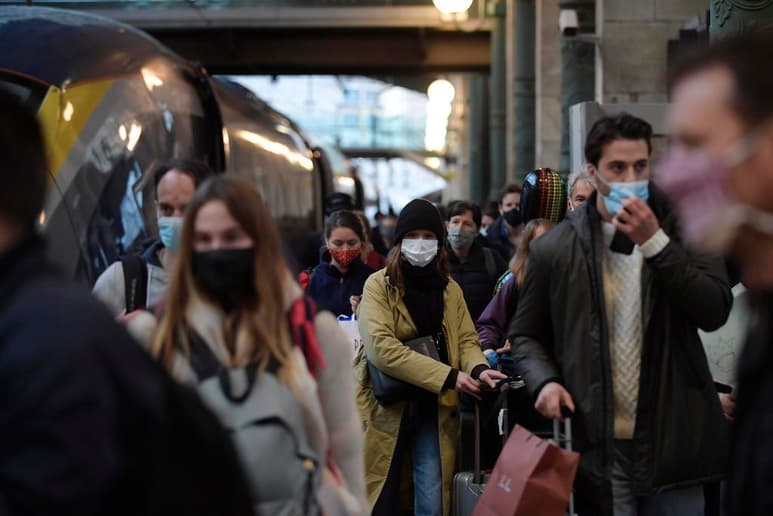 Francia registró 14,929 nuevos casos de coronavirus en las últimas 24 horas, un incremento con respecto a la víspera, al tiempo que 278 personas fallecieron, cifra a la baja. (EFE)