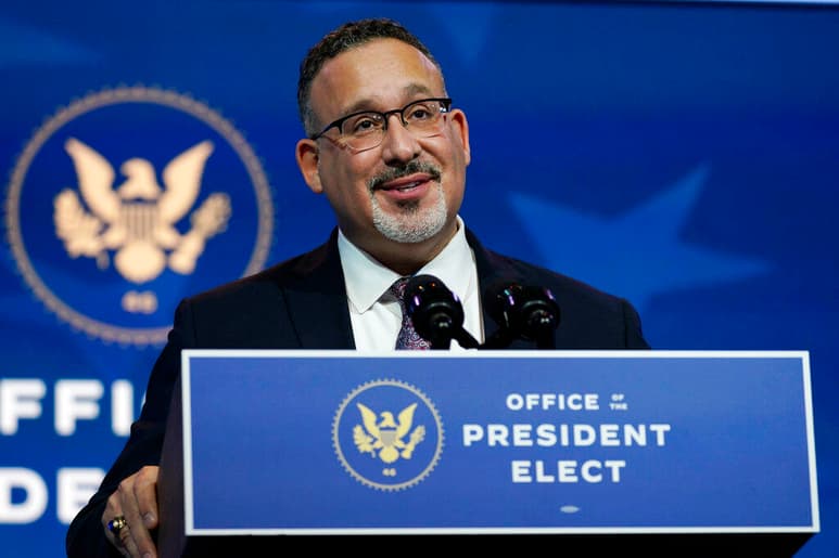 El presidente electo Joe Biden presentó el miércoles a Miguel Cardona como su próximo secretario de Educación, señalando que el titular de la enseñanza en Connecticut y añejo defensor de las escuelas públicas es el funcionario adecuado para encabezar el departamento en un momento en que la nación pasa apuros para instruir a los estudiantes durante la pandemia. (ESPECIAL)