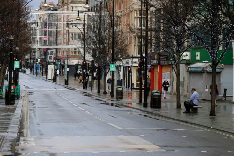 El primer ministro británico decidió situar a Londres y varios condados en nivel 4 de riesgo. (AP)