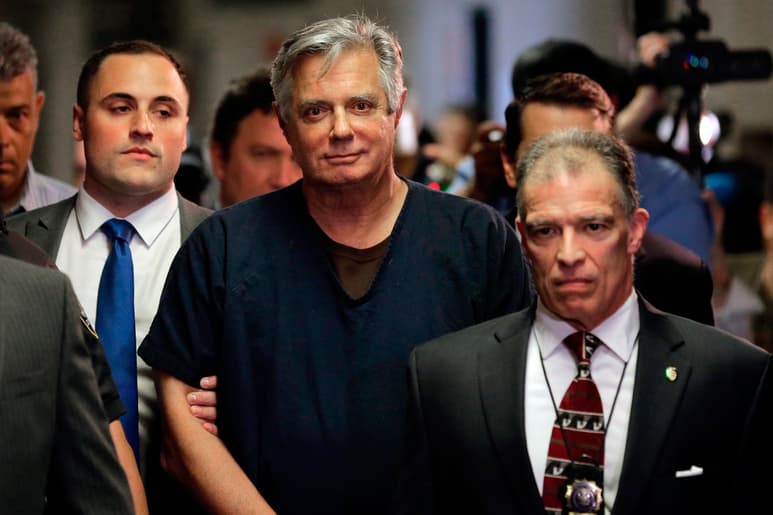 Manafort, quien fue jefe de campaña de Trump, cumplió dos años de cárcel antes de ser puesto en mayo bajo arresto domiciliario. (ARCHIVO)