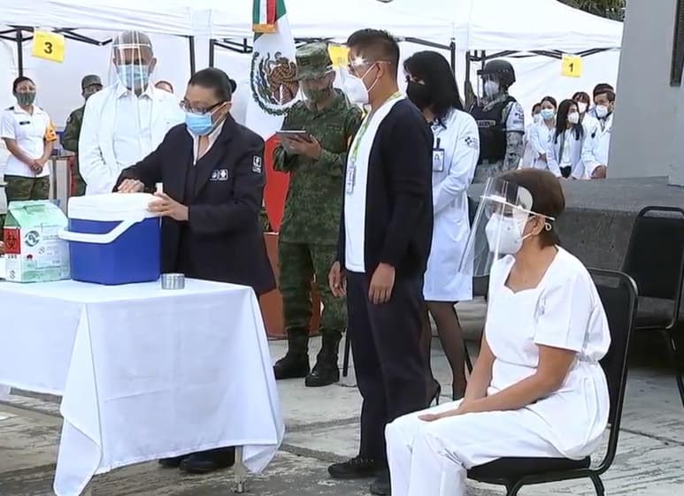 María Irene Ramírez, enfermera especialista en el hospital Doctor Rubén Leñero de la Ciudad de México, fue la primera persona en México en recibir una vacuna contra el coronavirus. (ESPECIAL)