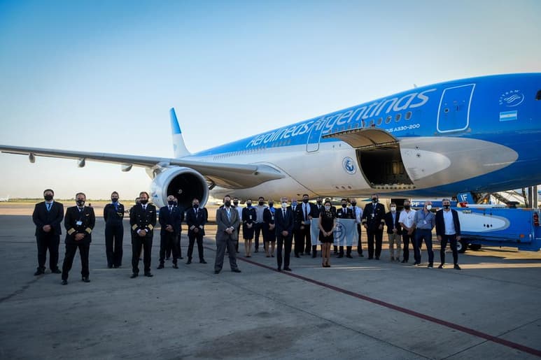 El avión que carga ocho toneladas de la vacuna, la primera contra la COVID-19 que se aplicará en Argentina, aterrizó alrededor de las 10:30 de la mañana en el aeropuerto internacional de Ezeiza, en las afueras de la capital.
(ARCHIVO)